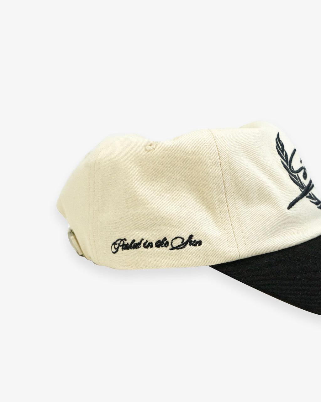 BEIGE BASEBALL HAT BLACK BRIM